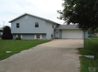 27 Thompson Dr, Palo, IA 52324