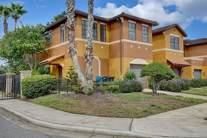 3 bed, 2.5 bath, 1659 sqft, $1,995 — Photo 2