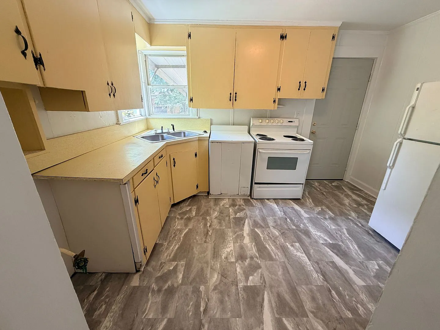 Check Out This 2 Bedroom/1 Bath Home — Photo 2