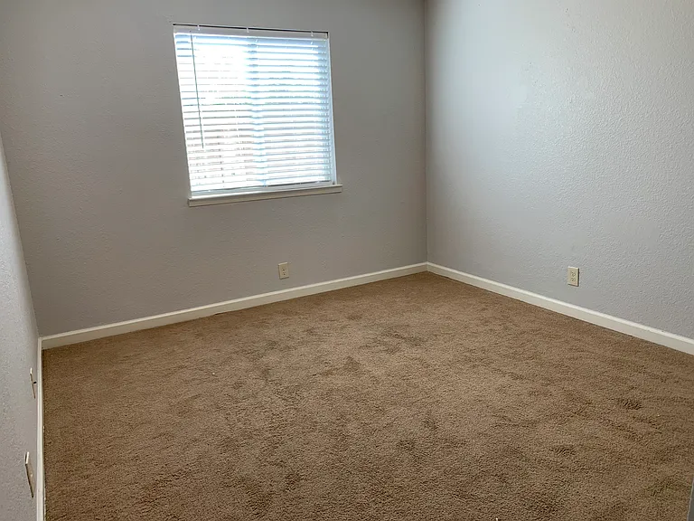 Spacious 2 Bedroom in the Heart of Oakdale!! — Photo 6