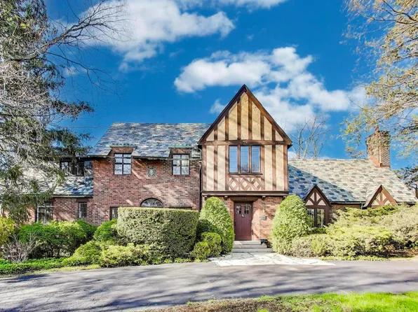 186 S Deere Park Dr, Highland Park, IL 60035