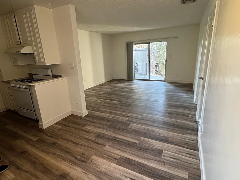 18606 Collins St #8 — Photo 2
