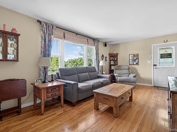 3rd image of 19 Ivy Cliff Road