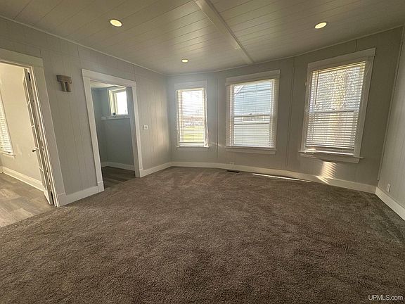 3rd image of 910 S 13th St