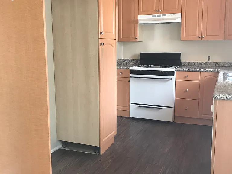 Chateau Laurel Apartments — Photo 13
