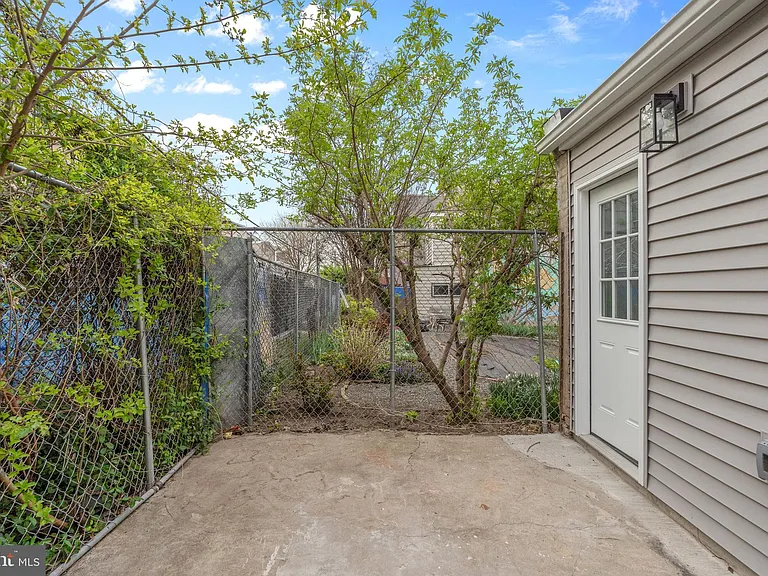 1821 E Oakdale St — Photo 4