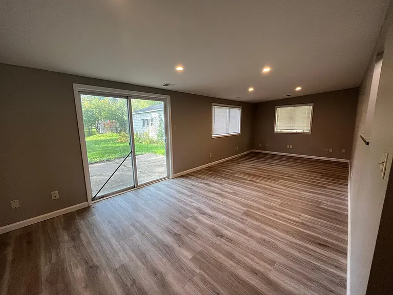 2571 Empire Dr — Photo 5