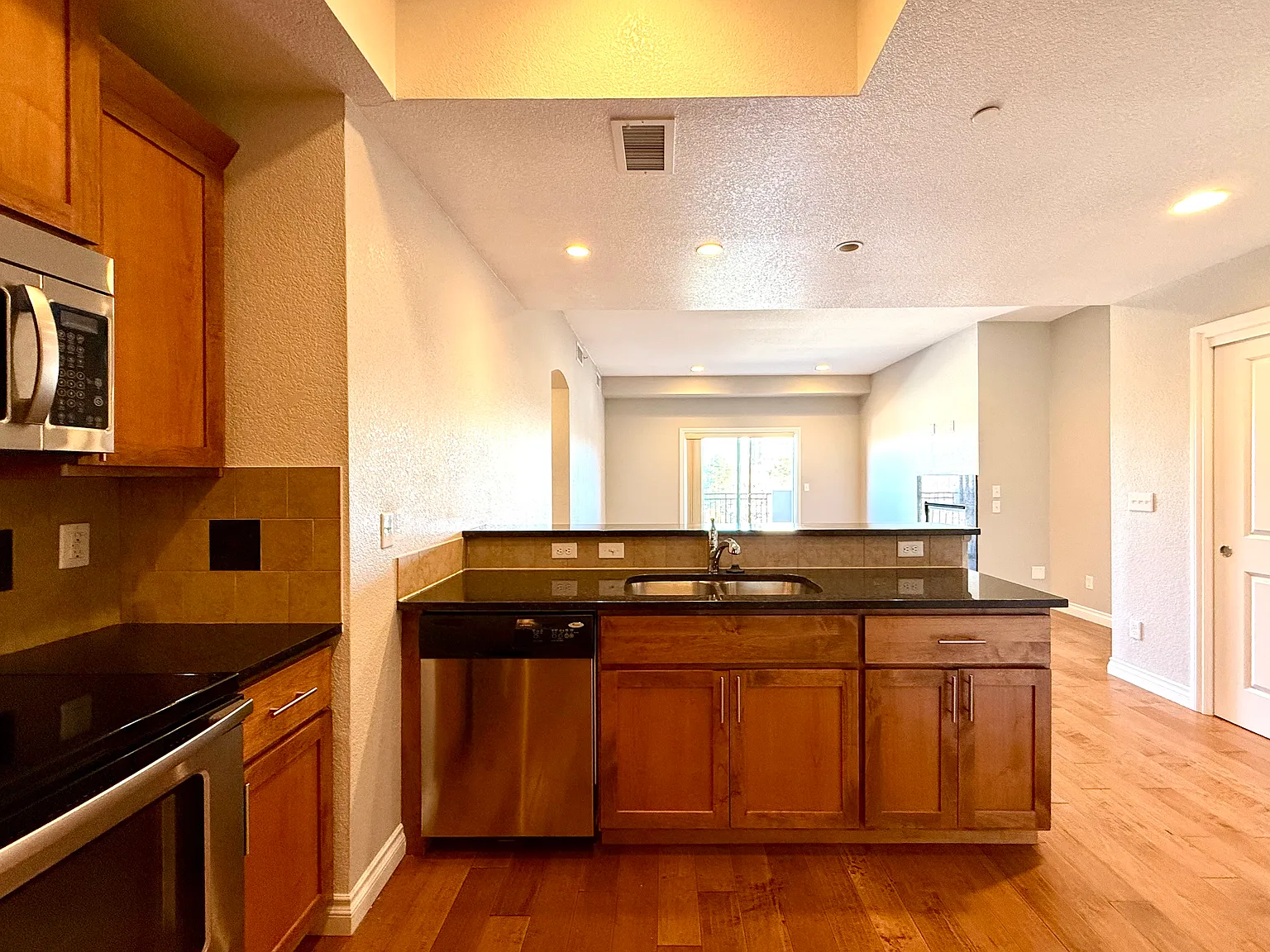2 bed, 1168 sqft, $2,448 — Photo 4