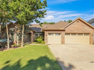 904 Fox Hill Dr, Edmond, OK 73034