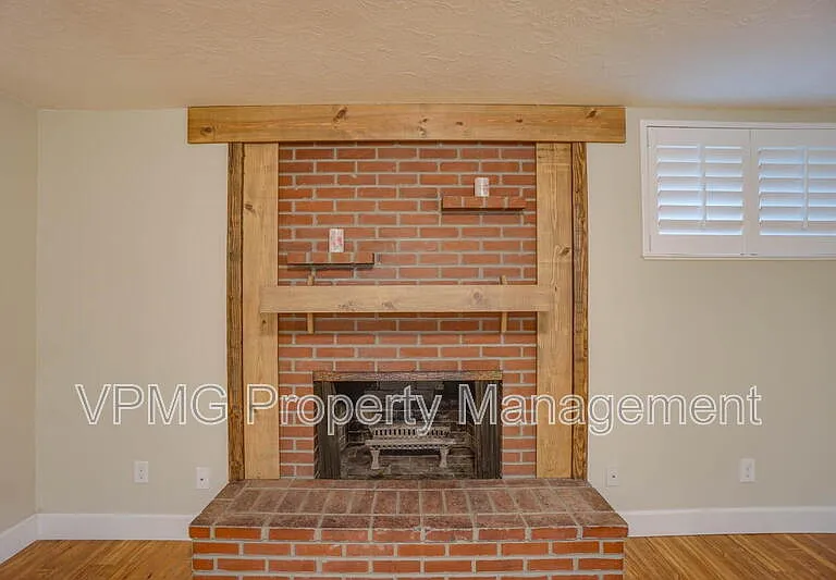 2218 E 18th St #B — Photo 13