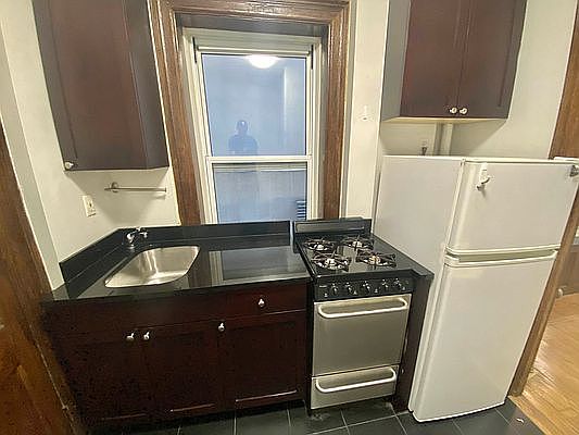 3rd image of 42 Bank St APT 13