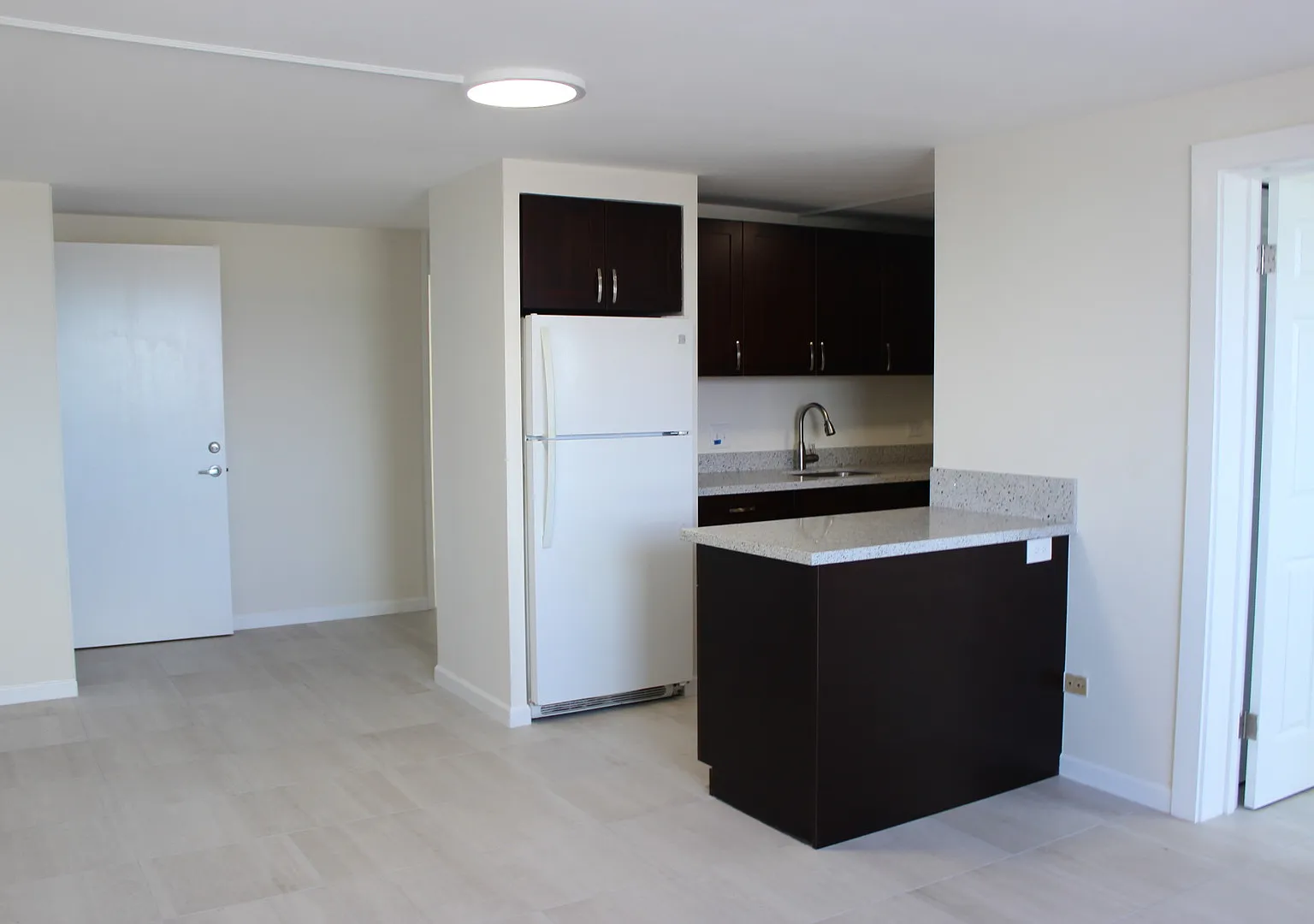 Spacious 3 bed, 2 Bath at Sunset Lakeview — Photo 2