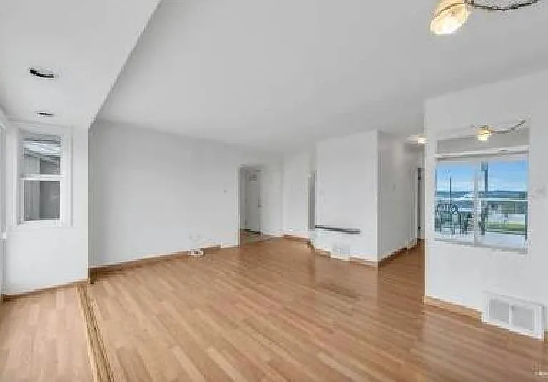 2208 Burquitlam Dr — Photo 3