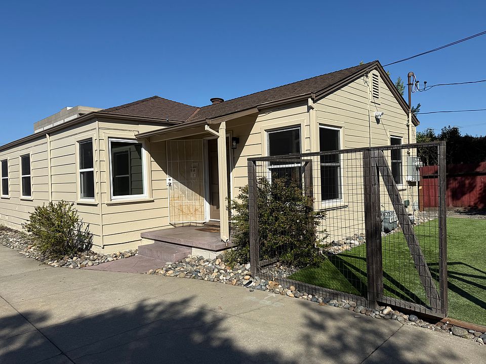 Single-story 800 square foot 2-bedroom 1-bath duplex rear unit conveniently situated in exciting Downtown San Carlos and near Caltrain station.