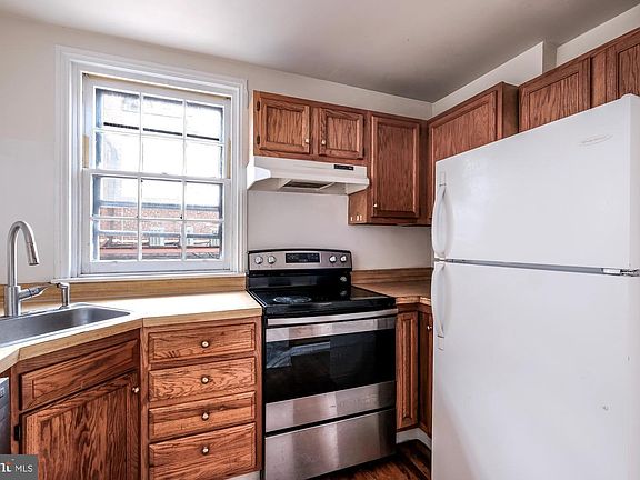 3rd image of 704 S Washington Sq APT 3R