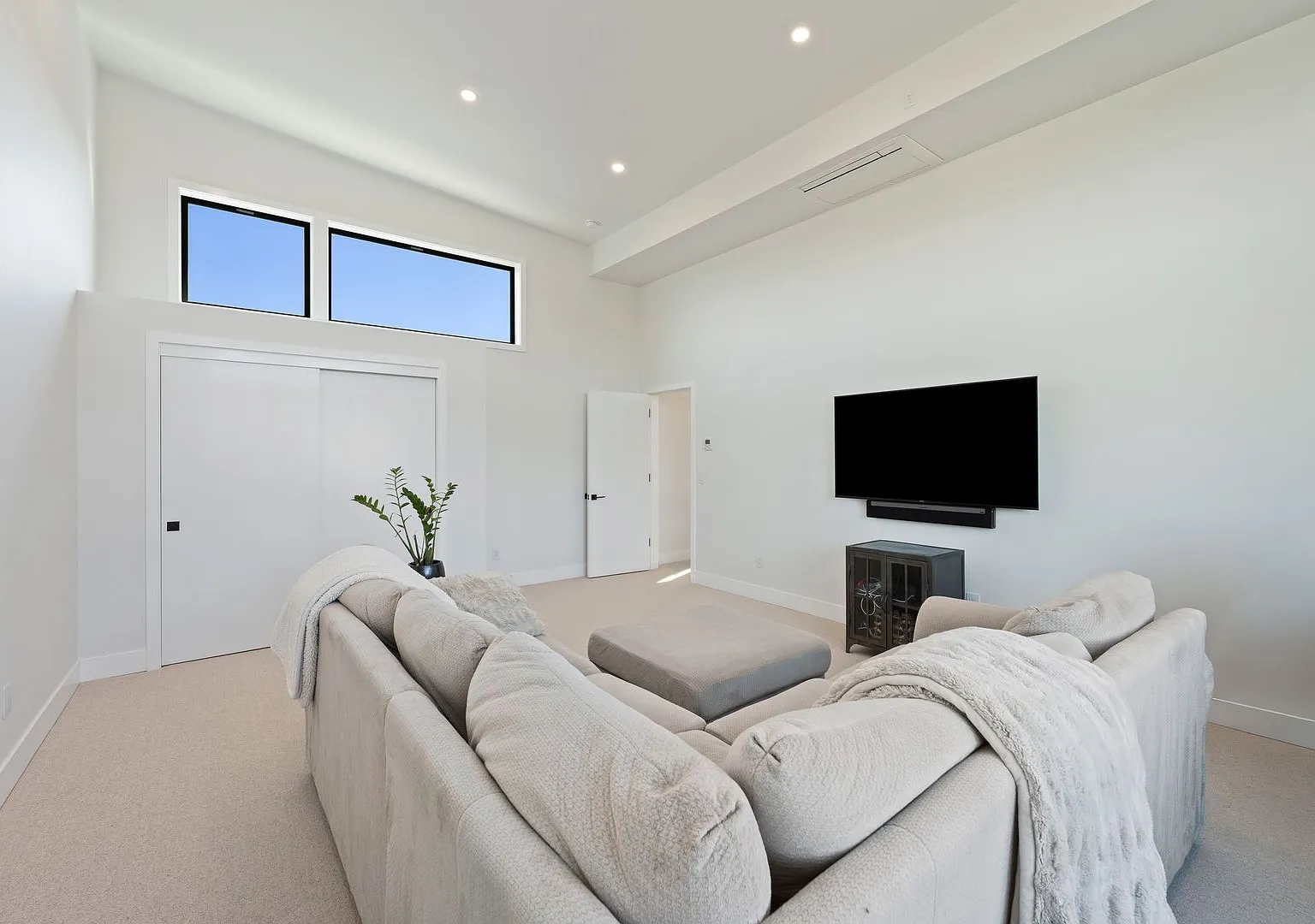 Fully Furnished 4-Bedroom Tetherow Home | Hot Tub + Home Services Included — Photo 2