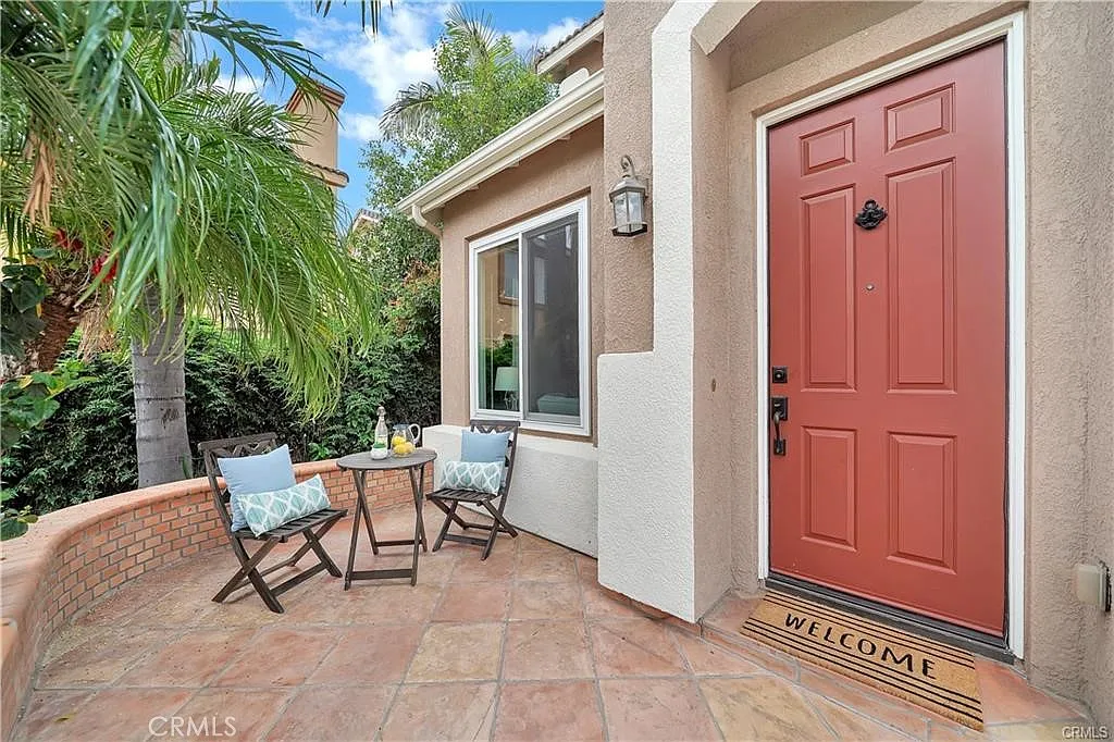 4 bed, 2.5 bath, 2003 sqft, $5,600 — Photo 2