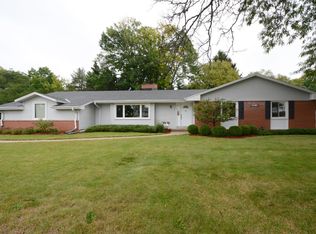 220 W Fox Dale Rd, Glendale, WI 53217