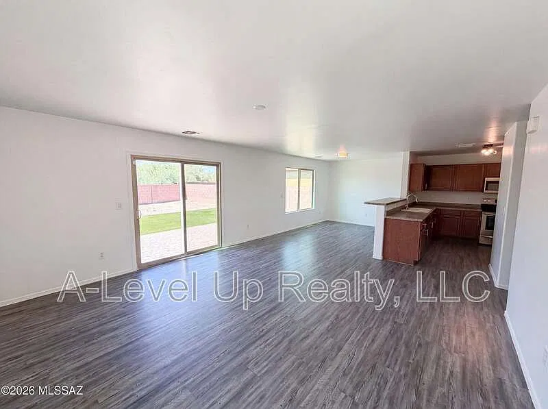 4 bed, 2.5 bath, 1600 sqft, $1,800 — Photo 2