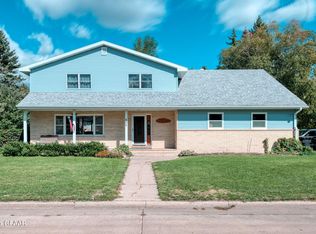 202 Cleo Ct, Grand Forks, ND 58201