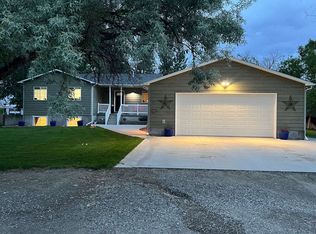 35 W 3rd St, Cowley, WY 82420