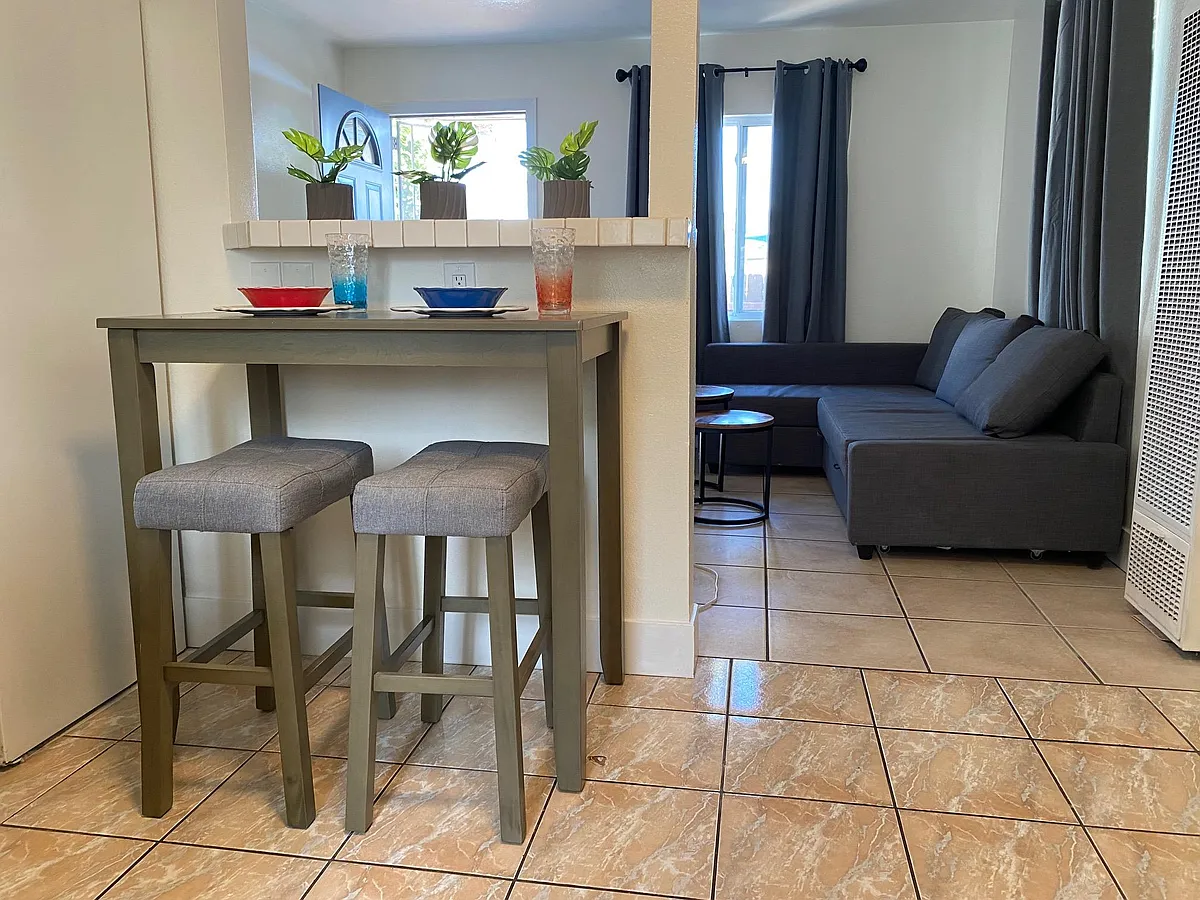2 Bedroom - 1864 Thomas Ave