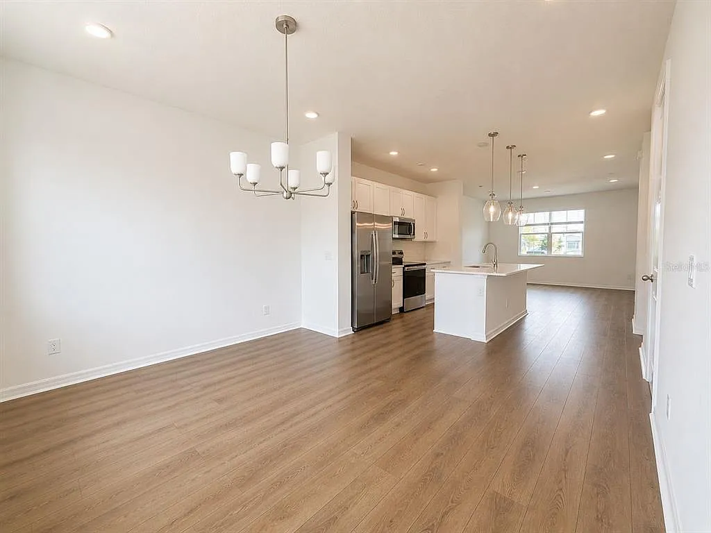 3 bed, 7.0 bath, 1544 sqft, $2,650 — Photo 3