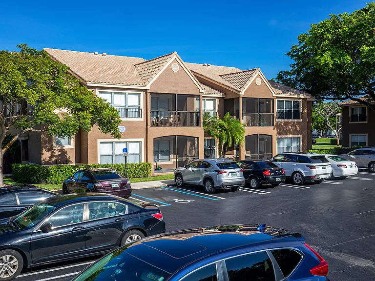 CORAL FALLS APARTMENTS — Photo 9