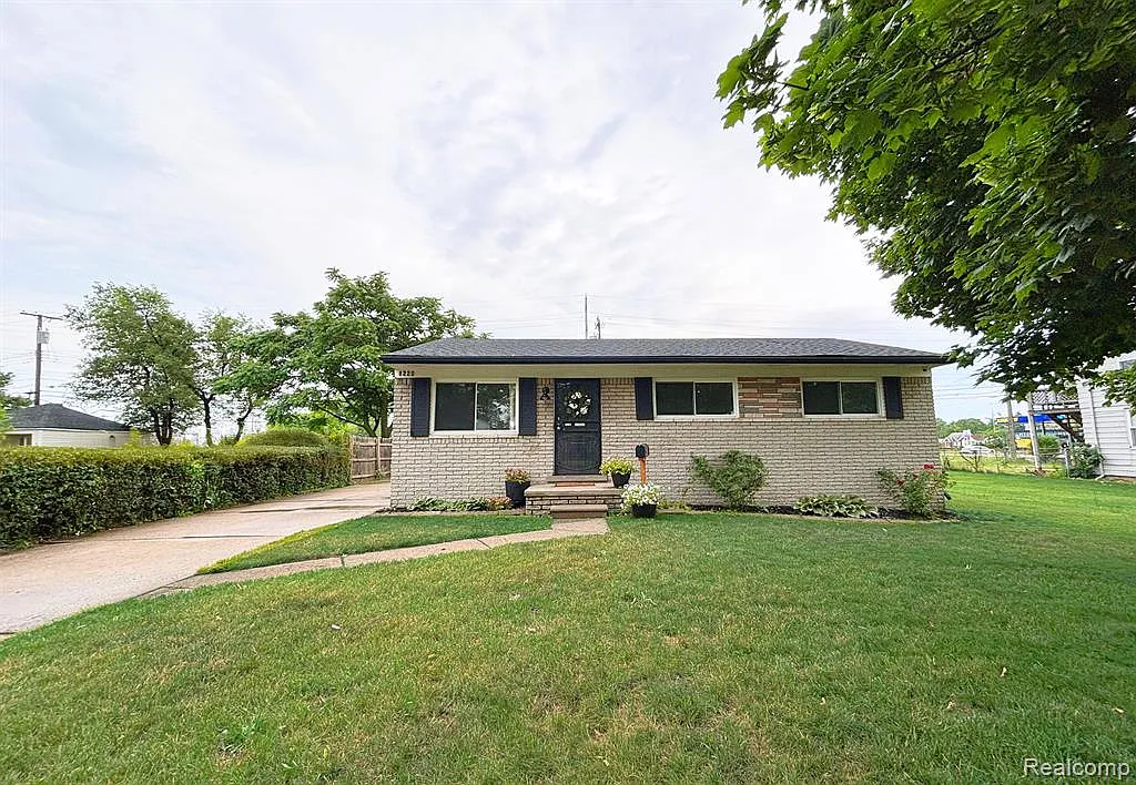 3 bed, 915 sqft, $1,500 — Photo 1