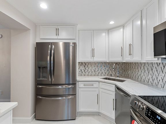 2nd image of 220 W Broadway APT 600