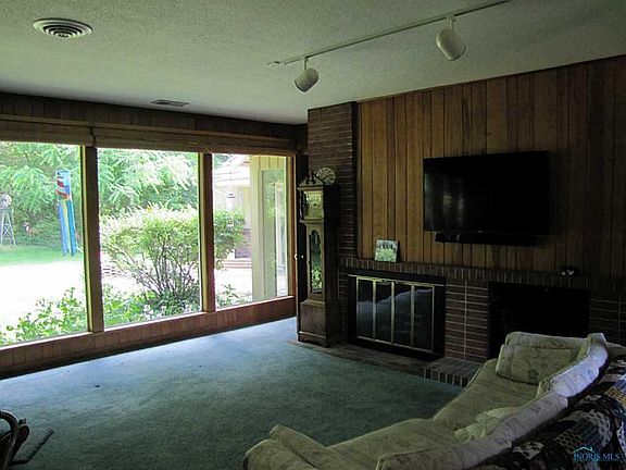3rd image of 400 Forest Dr