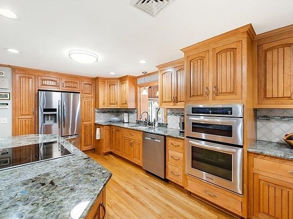 5th image of 131 Pine Grove Ave