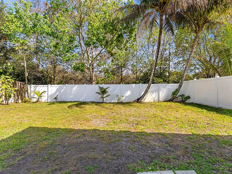 181 SW 203rd Ave — Photo 16