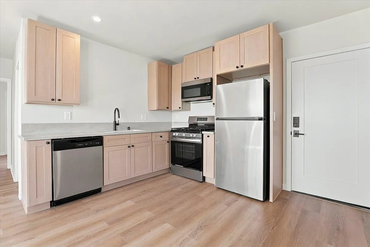 3 bed, $4,395 — Photo 2