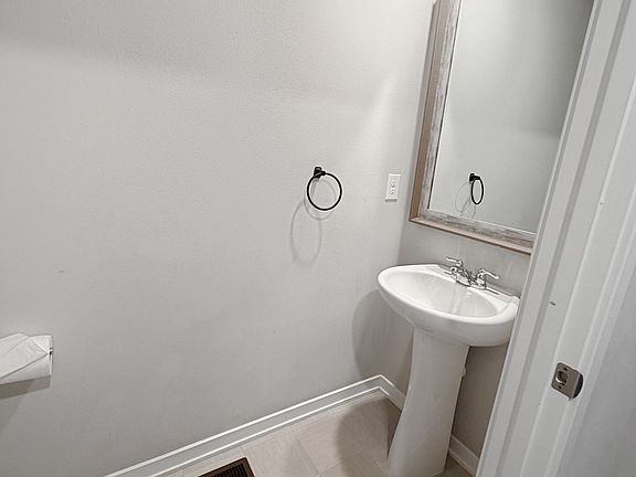 3rd image of 1215 Meadow View Dr