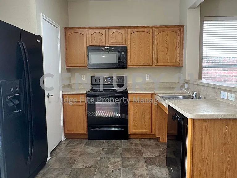 2146 Stonebrook Ln — Photo 4
