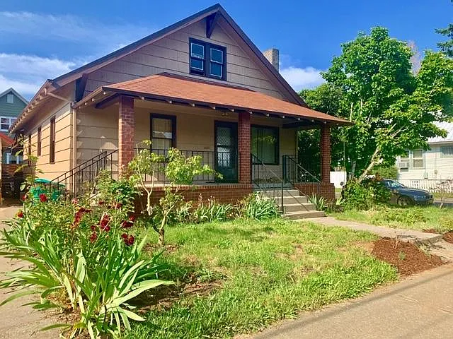 Front yard before renovation
