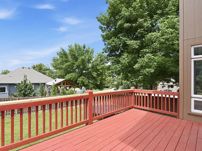 18602 Leavenworth St — Photo 38