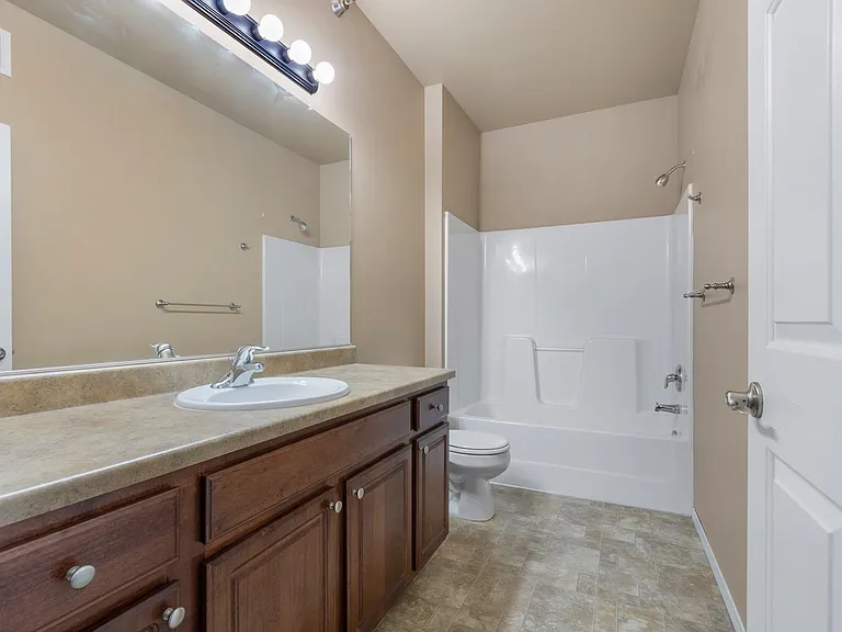 Prairiewood Apartments and Townhomes — Photo 18