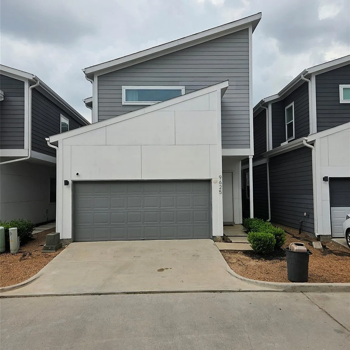 3 bed, 2.5 bath, 1904 sqft, $2,400 — Photo 2