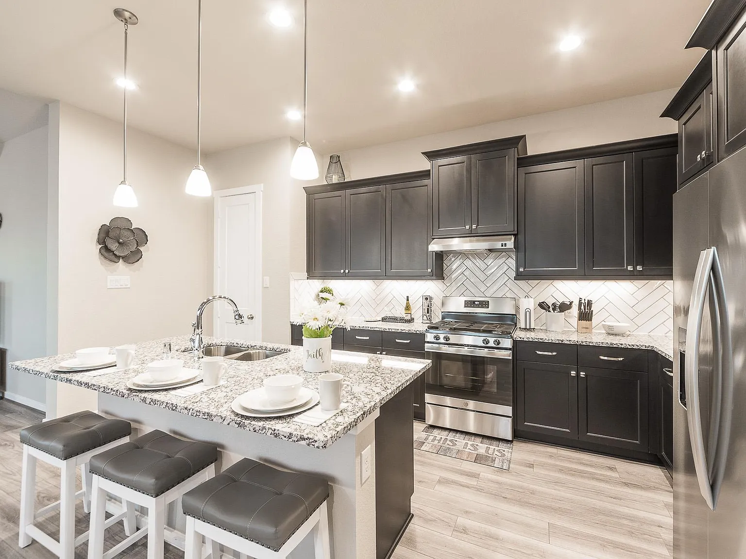 4 bed, 2051 sqft, $4,200 — Photo 3