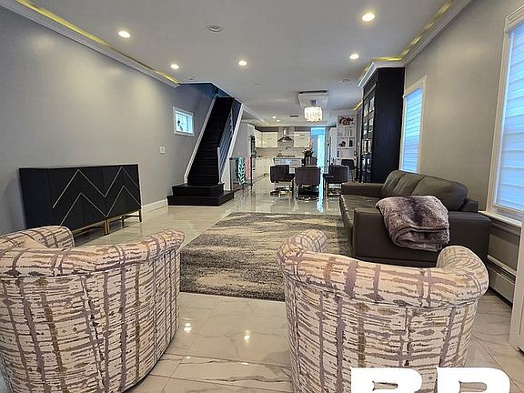 3rd image of 2608 Avenue