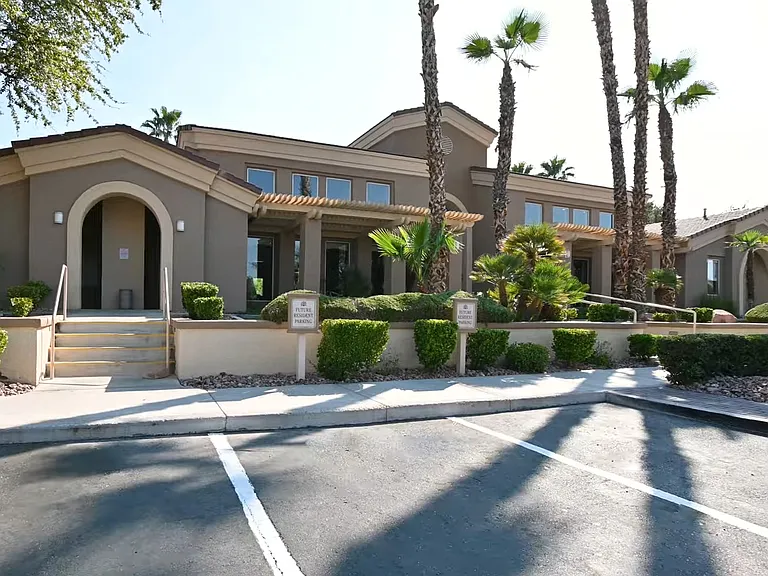 San Tropez Apartments — Photo 15