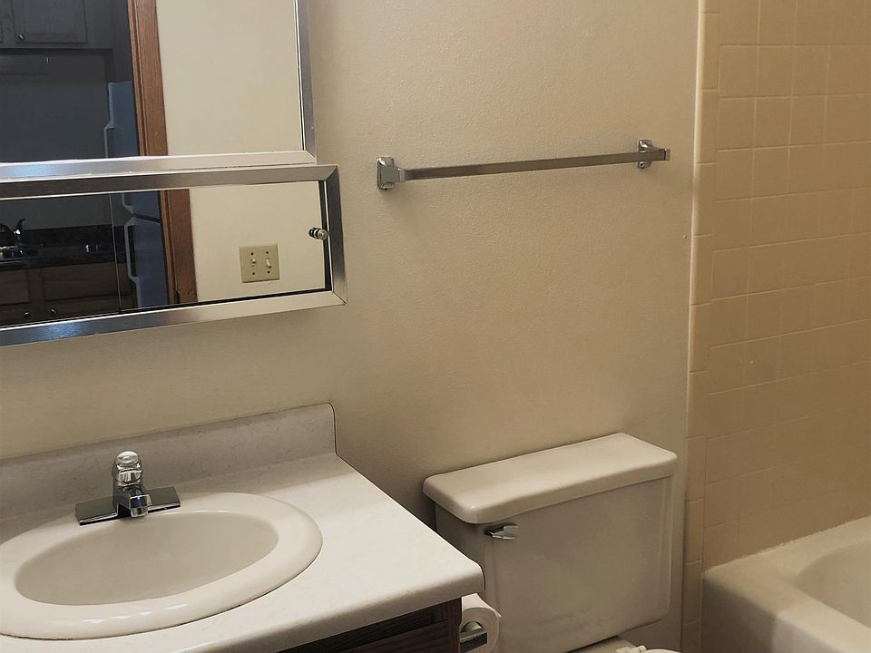 Bathroom, Tub-Shower