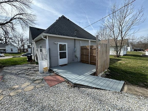 2nd image of 414 W Illinois St