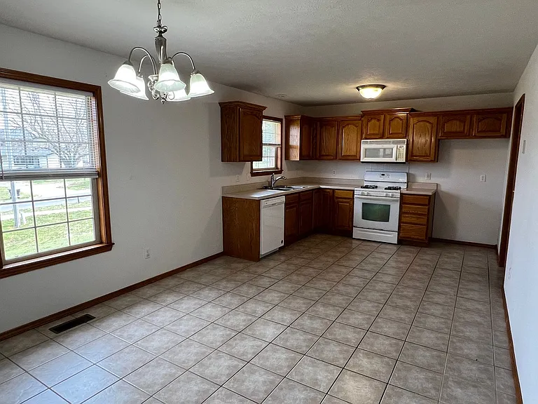 414 S Michelle Ave — Photo 3