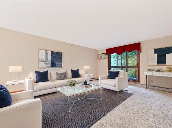 5645 Green Circle Dr APT 210, Minnetonka, MN 55343