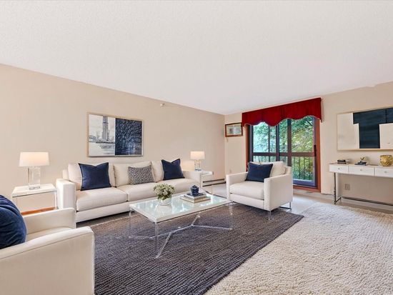 5645 Green Circle Dr APT 210, Minnetonka, MN 55343