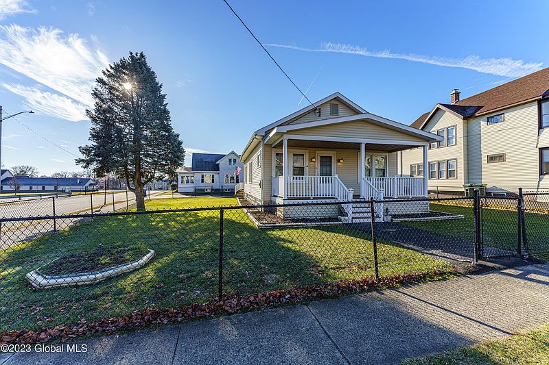 3rd image of 2 Leversee Avenue