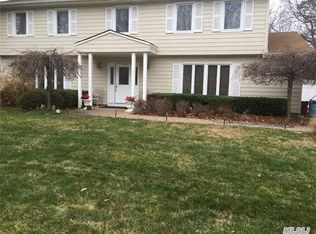 7 Dexter Ct, Hauppauge, NY 11788